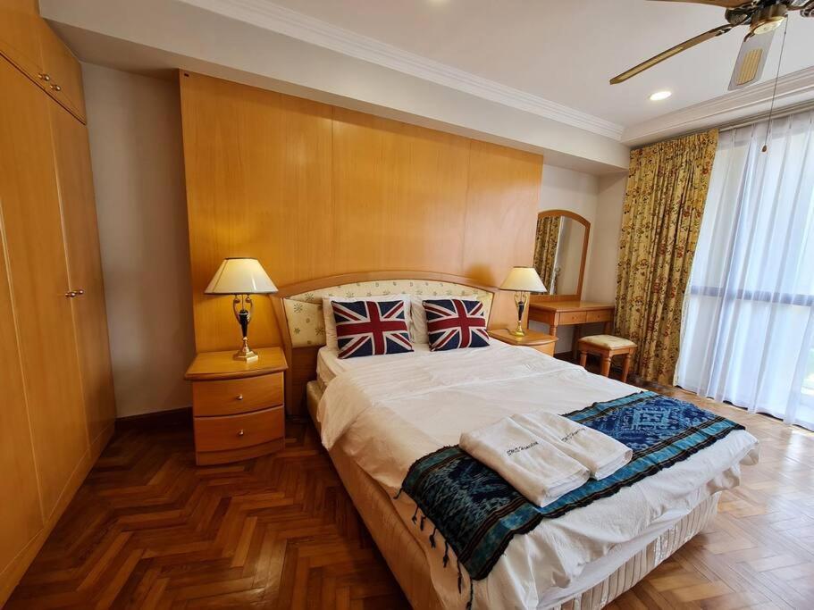 קוצ'ינג Lovely Waterfront Riverbank Suite With Pool מראה חיצוני תמונה